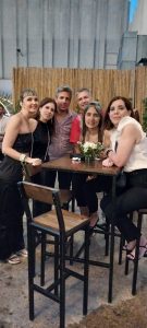 Vales , Esteban, un canoso, Cristina y Fernanda